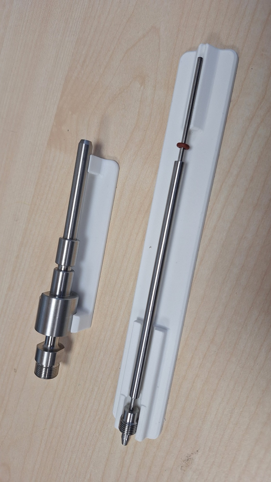 Füllnadel mit Anschluss und Kapillarrohr in Gesamtansicht