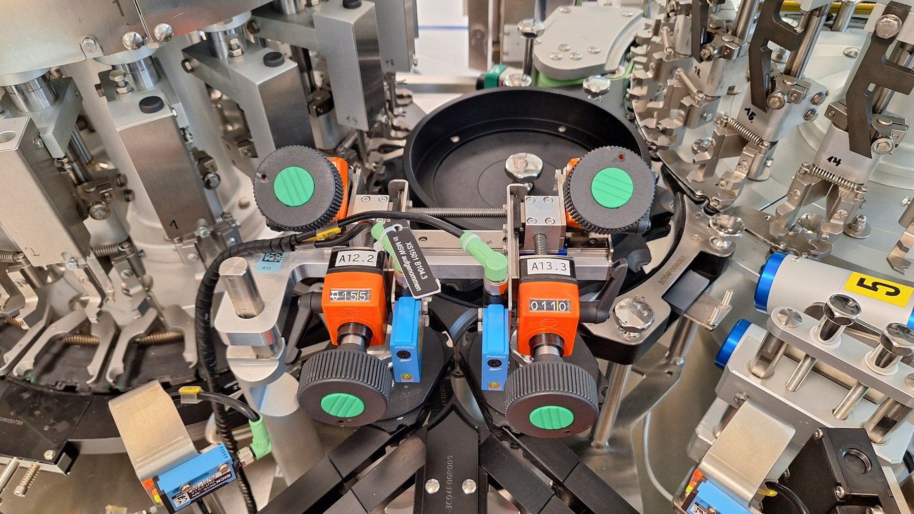 Mechanische Einstellelemente und Sensorik in einer Produktionsanlage